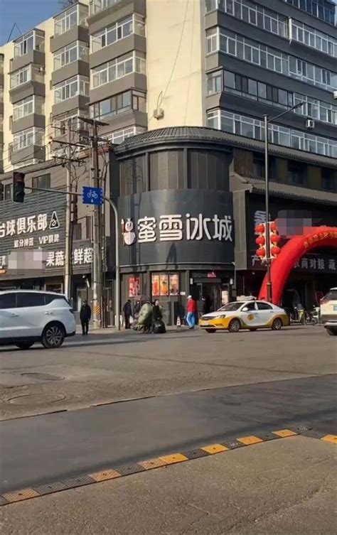 黑底招牌|沈阳一街道招牌被统一成“黑底白字”，网友：有点膈应